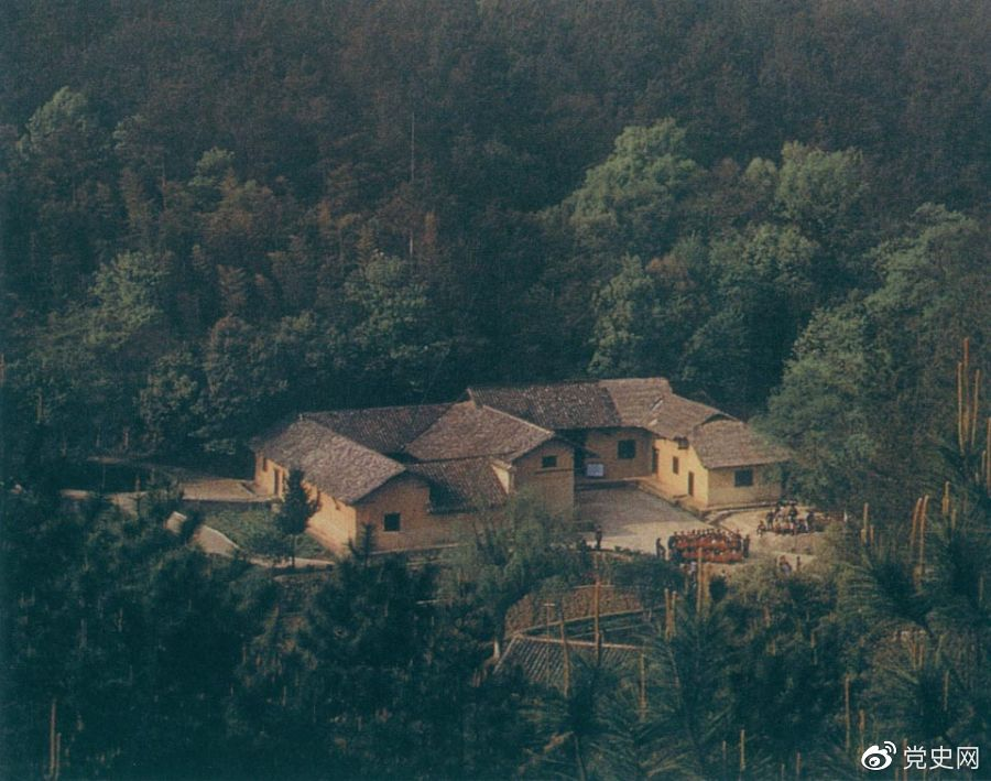 毛澤東故居——湖南省湘潭縣韶山?jīng)_上屋場(chǎng)。1893年12月26日，毛澤東在這里誕生。